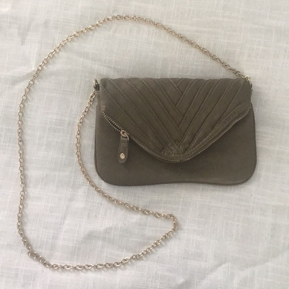 Crossbody purse with gold chain strap